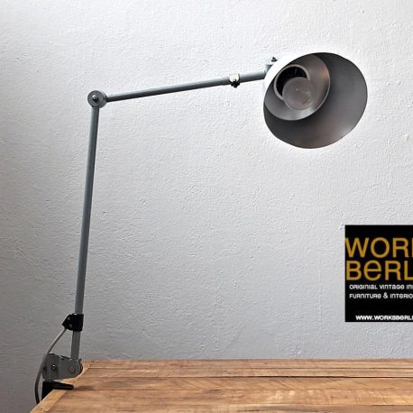 Diese vintage Midgardleuchte ist in einem sehr guten Zustand. Diese Midgard Leuchte alt ist ein klares Beispiel von einer retro schreibtischlampe. Vitage Schreibtischlampen, Fabrikleuchten alt und Industrielampen vintage kauft man bei works berlin