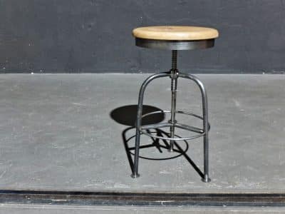 Diese höhenverstellbaren Industriedesign - Barhocker sind ideal für Gastronomieeinrichtungen.