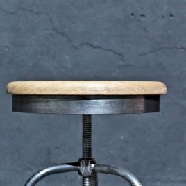 Höhenverstellbare industrielle Barhocker - Industriemöbel für Gastro