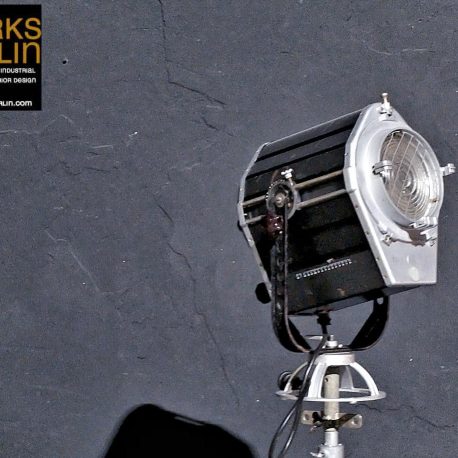 Fabriklampen alt sowie Industrielampen alt kauft man bei works berlin. Viele vintage Fabriklampen und Industrielampen online worksberlin.com kaufen.
