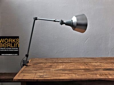 Diese vintage Midgardleuchte ist in einem sehr guten Zustand. Diese Midgard Leuchte alt ist ein klares Beispiel von einer retro schreibtischlampe. Vitage Schreibtischlampen, Fabrikleuchten alt und Industrielampen vintage kauft man bei works berlin