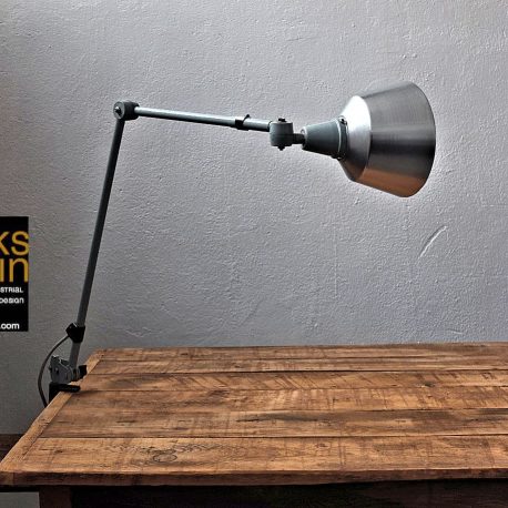 Diese vintage Midgardleuchte ist in einem sehr guten Zustand. Diese Midgard Leuchte alt ist ein klares Beispiel von einer retro schreibtischlampe. Vitage Schreibtischlampen, Fabrikleuchten alt und Industrielampen vintage kauft man bei works berlin