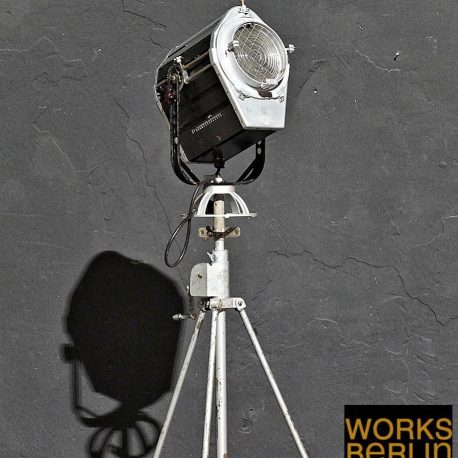 Fabriklampen alt sowie Industrielampen alt kauft man bei works berlin. Viele vintage Fabriklampen und Industrielampen online worksberlin.com kaufen.