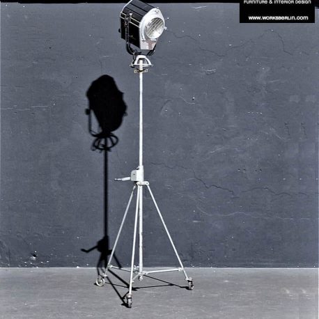Fabriklampen alt sowie Industrielampen alt kauft man bei works berlin. Viele vintage Fabriklampen und Industrielampen online worksberlin.com kaufen.