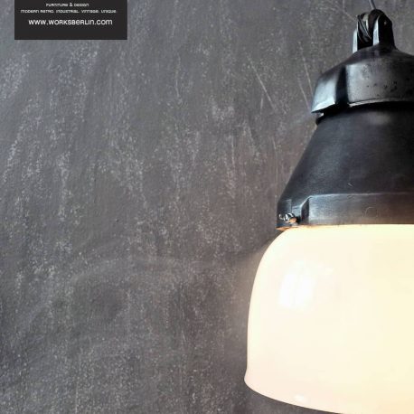 Diese vintage Fabriklampe ist ein wahrer Eyecatcher. Unsere Fabriklampe wurde in den 60er Jahren hergestellt.