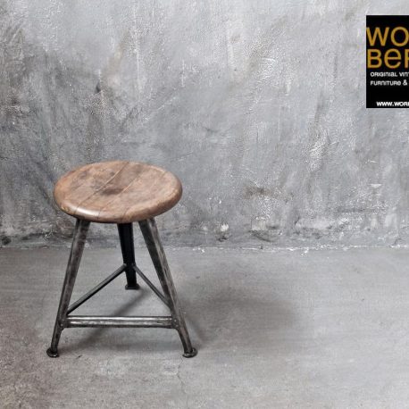 Rowac Hocker - worksberlin restauriert und verkauft industriemöbel, industriedesign möbel,fabriklampen, industrielampen. Vintage! Original! Perfekt!