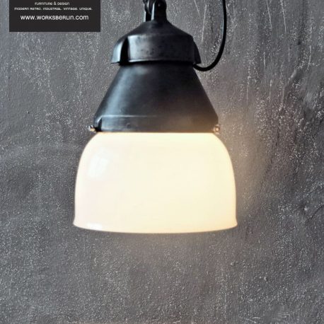 Works Berlin bietet feinste Industriemöbel und Fabriklampen an. Unsere vintage Fabriklampen und echten Industriemöbel sind bei www.worksberlin.com zu kaufen