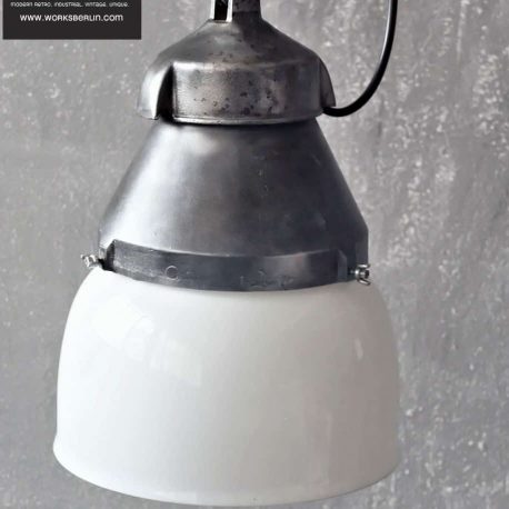 Aufgearbeitete Industrielampe. Diese echte Industrielampe wurde perfekt aufgearbeitet. Sie ist in einem perfekten Zustand. Kaufen Fabriklampen, Industrielampen alt, vintage Industrielampen, vintage Fabriklampen kaufen