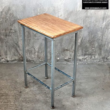 Dieser vintage Industrie Tisch kann auch als vintage Stehpult verwendet werden. works berlin restauriert und verkauft industriemöbel höchster Qualität. Echt! Vintage!