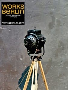 Vintage Filmscheinwerfer, Filmscheinwerfer, Filmscheinwerfer, filmscheinwerfer alt, filmscheinwerfer retro, industrial filmscheinwerfer, theaterscheinwerfer vintage, theaterscheinwerfer alt, filmscheinwerfer kaufen, fabriklampen, fabriklampe, fabriklampen vintage, industrielampen, industrielampen vintage, industrial lampen, industrial stehlampen, industrial chic stehlampen, industrial hängelampen, fabriklampen online, fabriklampe online, fabriklampen online kaufen, filmscheinwerfer online kaufen, industriebeleuchtung für gastronomie, industrial beleuchtung gastronomie
