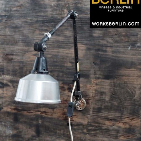 diese alte Midgard Lampe ist ein tolles Beispiel für Fabriklampen, die ihren Einsatz in modernen und stylischen Wohnungen finden.