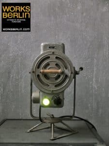 Dieser vintage Filmscheinwerfer/ Theaterscheinwerfer ist ein klassisches Beispiel für funktionelle Industrielampen/ Fabriklampen. works berlin sucht, restauriert und verkauft echte Fabriklampen und vintage Industriemöbel.
