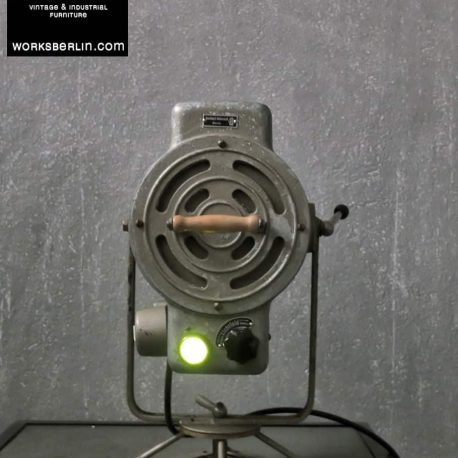 Dieser vintage Filmscheinwerfer/ Theaterscheinwerfer ist ein klassisches Beispiel für funktionelle Industrielampen/ Fabriklampen. works berlin sucht, restauriert und verkauft echte Fabriklampen und vintage Industriemöbel.