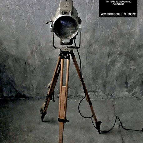 Projecteur de cinema,  spotlight vintage, old cinema theater spot, Ancien grand projecteur sur trépied .industriel atelier usine vintage