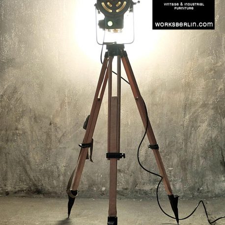 Dieser vintage Filmscheinwerfer ist, wie alle unsere Objekte, in einem perfekten technischen Zustand. dieser vintage Theaterscheinwerfer benötigt handelsübliche Leuchtmittel mit einer E27 Fassung. Er ist mit einem 5m langen Kabel verkabelt.