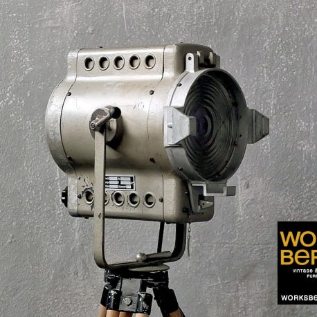 Filmscheinwerfer als vintage Stehleuchte, alter filmscheinwerfer, vintage filmscheinwerfer, alter Theaterscheinwerfer, vintage Theaterscheinwerfer, vintage spotlight, vintage Stehlampe, fabriklampe, fabriklampen, industrielampe, industrielampen
