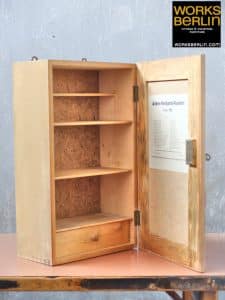 Alte Hausapotheke - vintage industrielle Accessoires wie diese vintage Hausapotheke/ alter Medizinschrank sowie echte Industriedesign Möbel, Fabriklampen und Industriehocker jetzt auf www.worksberlin.com kaufen.