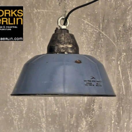 Vintage blaue Fabriklampen - restauriert von works berlin. Industrielampen.