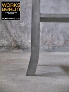 Industrial vintage: Detail von Füssen einer alten Arztvitrine