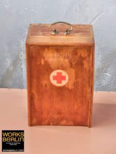vintage hausapotheke zum aufhängen, restauriert und fertig zum aufhängen