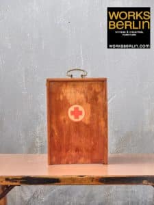 vintage arzneimittelschrank aus holz