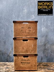 Industrielle Transportkisten - diese kleinen industriellen Transportkisten eignen sich perfekt zum Verstauen von Spielzeug, Zeitschriften oder auch Spielzeug. vintage industrielle Accessoires für Wohnungen oder Office kauft man bei Works Berlin