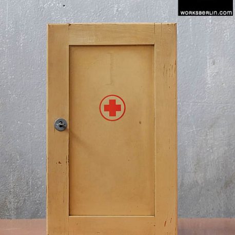 Vintage Hausapotheke - vintage industrie Accessoires @ worksberlin.com