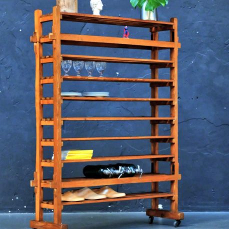 Vintage Holzregal auf Rollen - industrielles Holzregal jetzt auf worksberlin.com. Industrielles Vintage Regal auf Rollen, weltweiter Versand bei worksberlin.com bestellen. worksberlin.com bietet weitere vintage Industriemöbel, industrielle Accessoires und Fabriklampen online und in Berlin zum kaufen an.