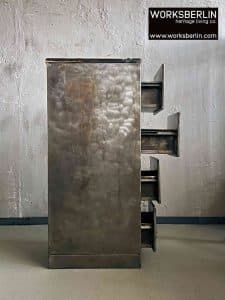Seitenansicht vintage industrieller schrank mit schubladen metall