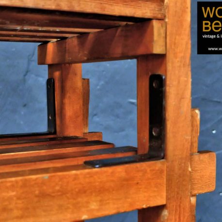 Detail - vintage industrial Holz Regal auf Rollen