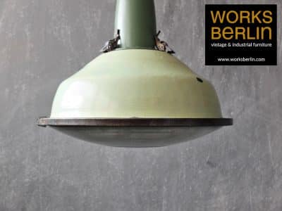 Grüne Fabriklampe mit Schutzglas, hergestellt in den 70ern