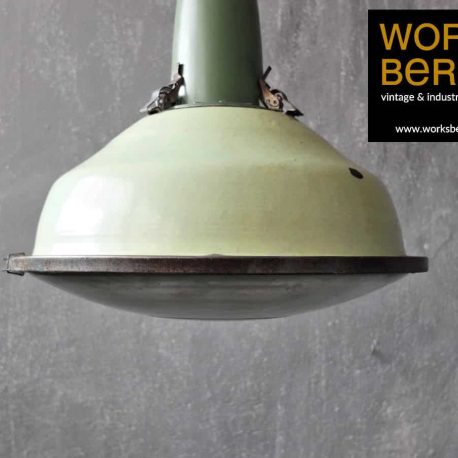 Grüne Fabriklampe mit Schutzglas, hergestellt in den 70ern