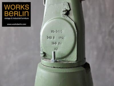 Detail einer alten Fabriklampe aus der Sowjetunion