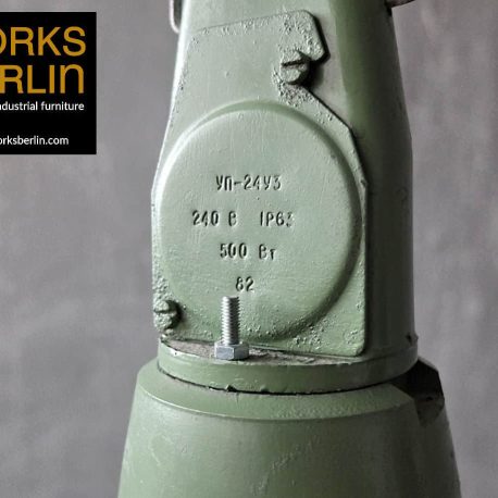 Detail einer alten Fabriklampe aus der Sowjetunion