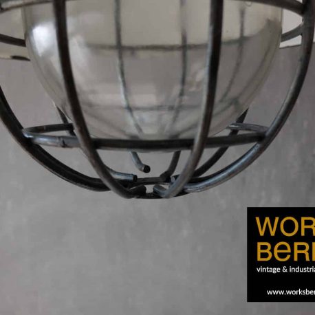 Detail einer vintage Fabriklampe aus CZ