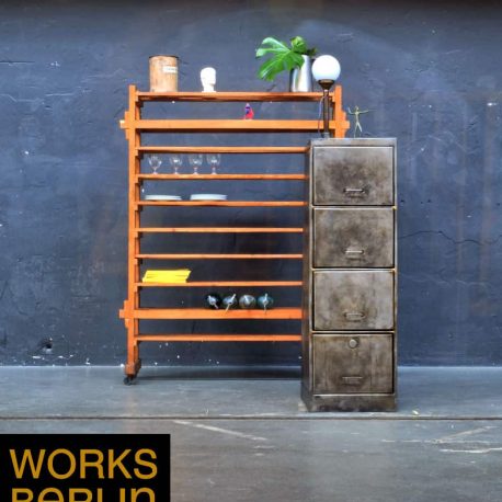 Industrie Design Möbel - Holzregal auf Rollen