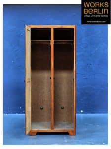 Vintage Holzspind - vintage Fabrik Spind mit zwei Türen. Fabrik Spind, Metall-Schrank, Industrie-Regal auf Rollen, echte im Vintage Industrial Style Möbel online kaufen bei worksberlin.com.