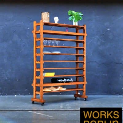 Höhenverstellbare industrielle Barhocker - Industriemöbel für Gastro