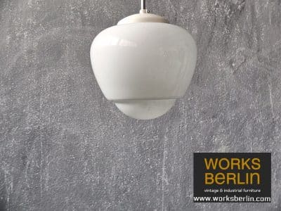Vintage fabriklampen bei Works Berlin kaufen: alte Hängeleuchte mit Opalglas