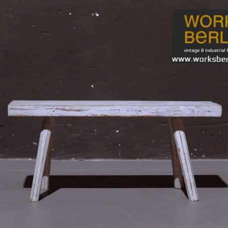 Weiße Sitzbank aus Holz alt
