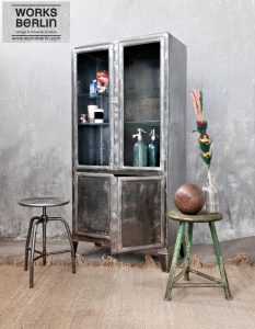 Vitrinenschrank vintage Schrank Vitrine Arztschrank Arztvitrine Metall Glas