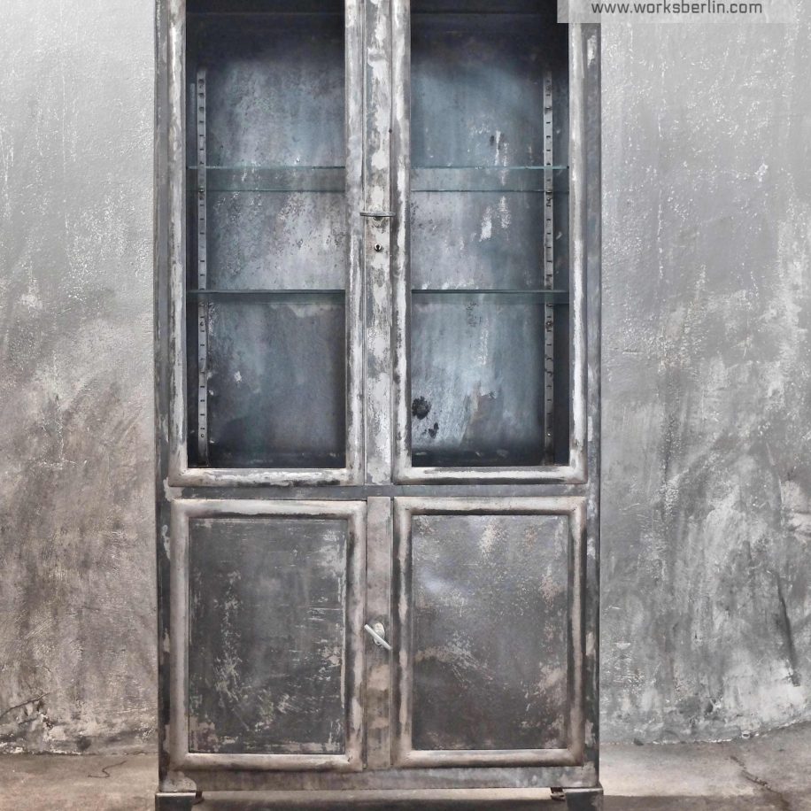 Antiker Arztschrank aus Metall - Vitrinenschrank Arztschrank Arztvitrine