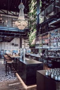 Manufaktur Industrial Barhocker und Lüster in einer Wiener Gastronomie