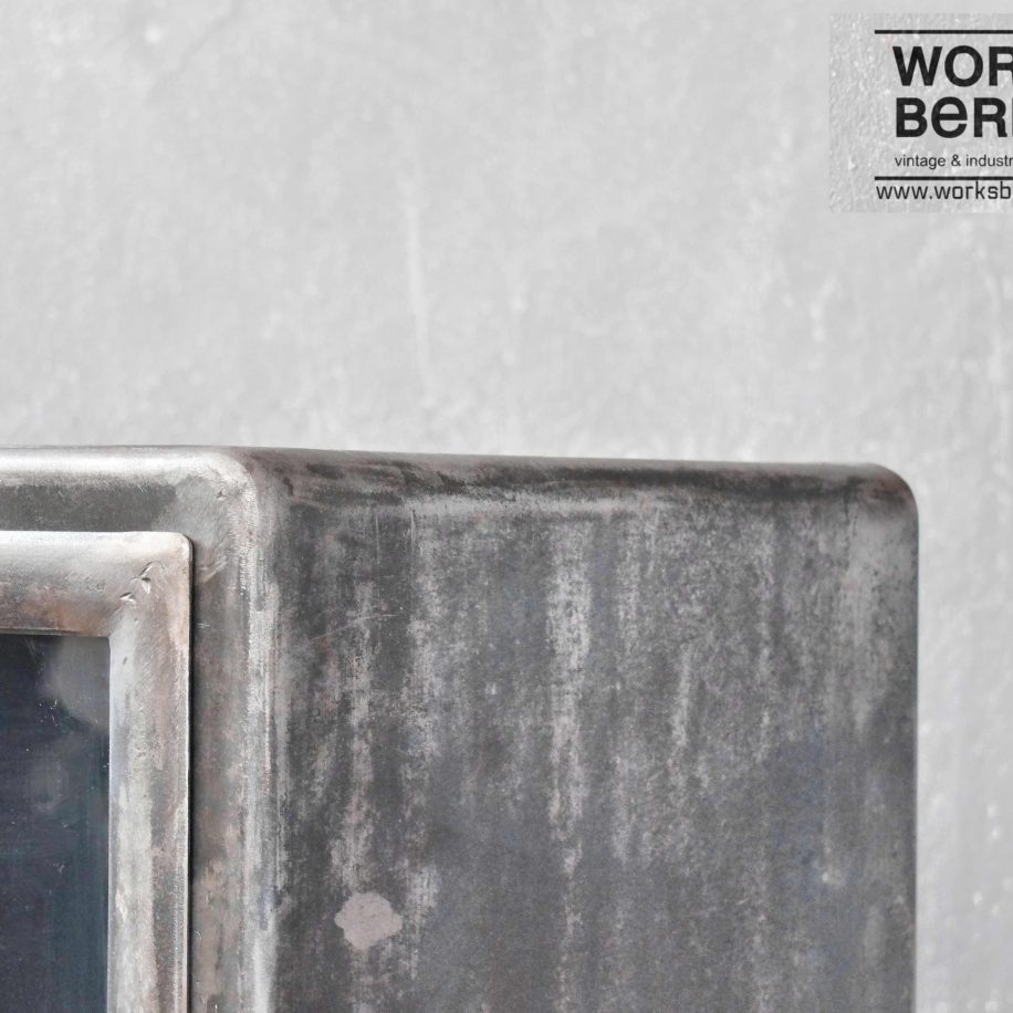 Antiker Arztschrank aus Metall - Vitrinenschrank Arztschrank Arztvitrine