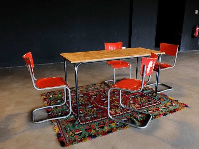 Kleiner Esstisch Industrial-Stil mit vintage Bauhausstühlen von Mart Stam