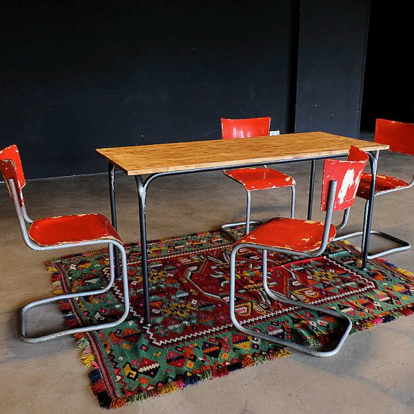 Kleiner Esstisch Industrial-Stil mit vintage Bauhausstühlen von Mart Stam