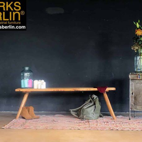 alte holz sitzbank gebraucht mit vintage schrank aus metall