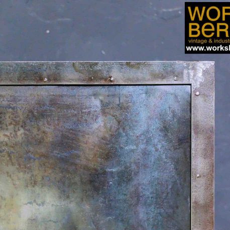 genieteter schrank aus metall industrial look alt