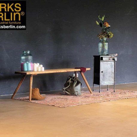 industrial style einrichtung holzbank und metallschränckchen