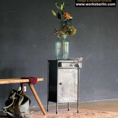Vintage Metallschränkchen mit Schublade - alte industrie design Möbel